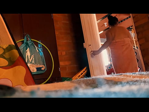 ❤️ 我的叔叔跟着我进了浴室，他在我洗澡的时候干了我。 ❤❌  性爱 ❌️